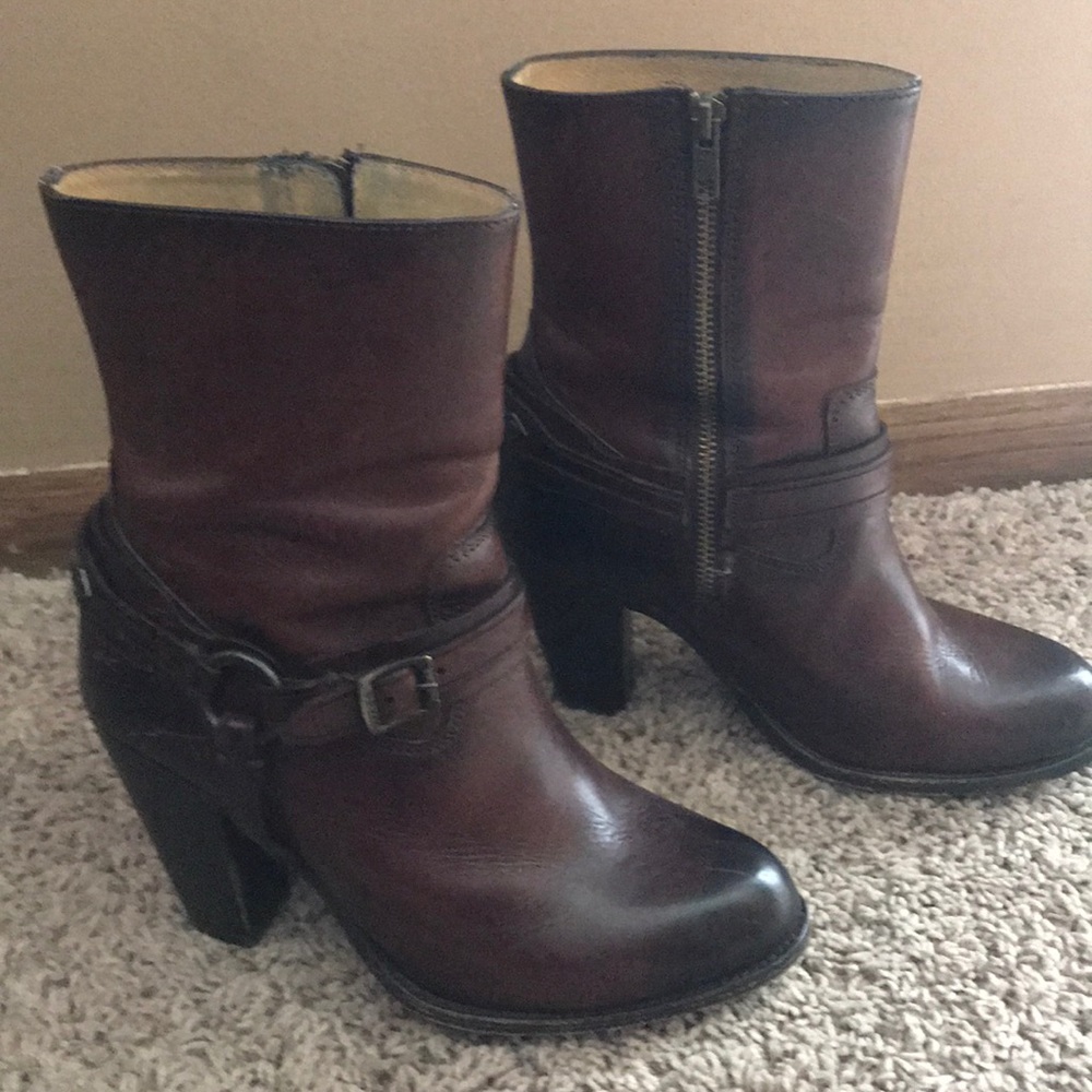 Gently worn brown size 7 Frye booties